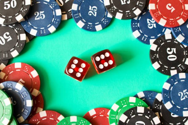 Người dùng trẻ Việt Nam chơi slot online trên điện thoại trong không gian đô thị hiện đại
